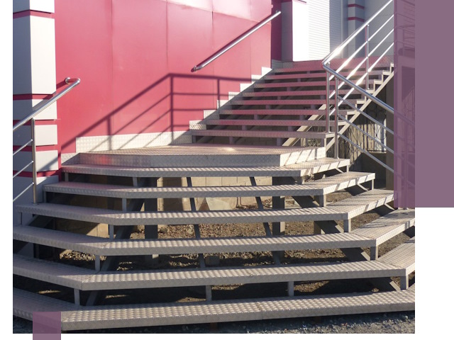 Лестницы для магазина в Великом Новгороде — изготовление и монтаж