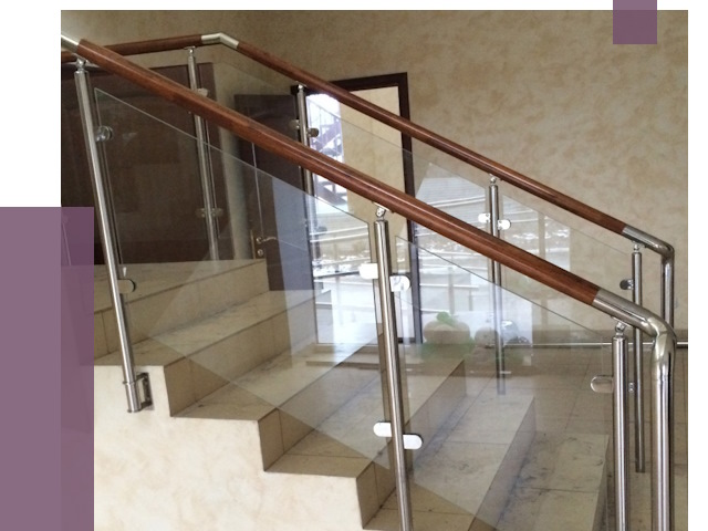 Комбинированные перила из металла и дерева в Великом Новгороде