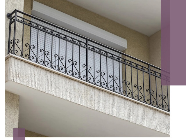 Балконные ограждения из металла и стекла в Великом Новгороде для домов