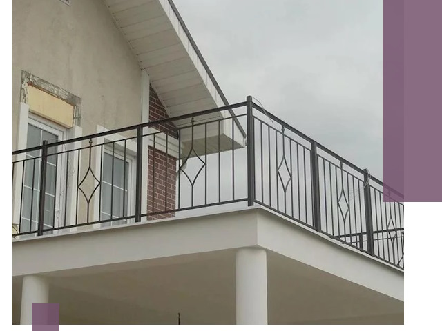 Изготовление балконных ограждений в Великом Новгороде из металла и стекла